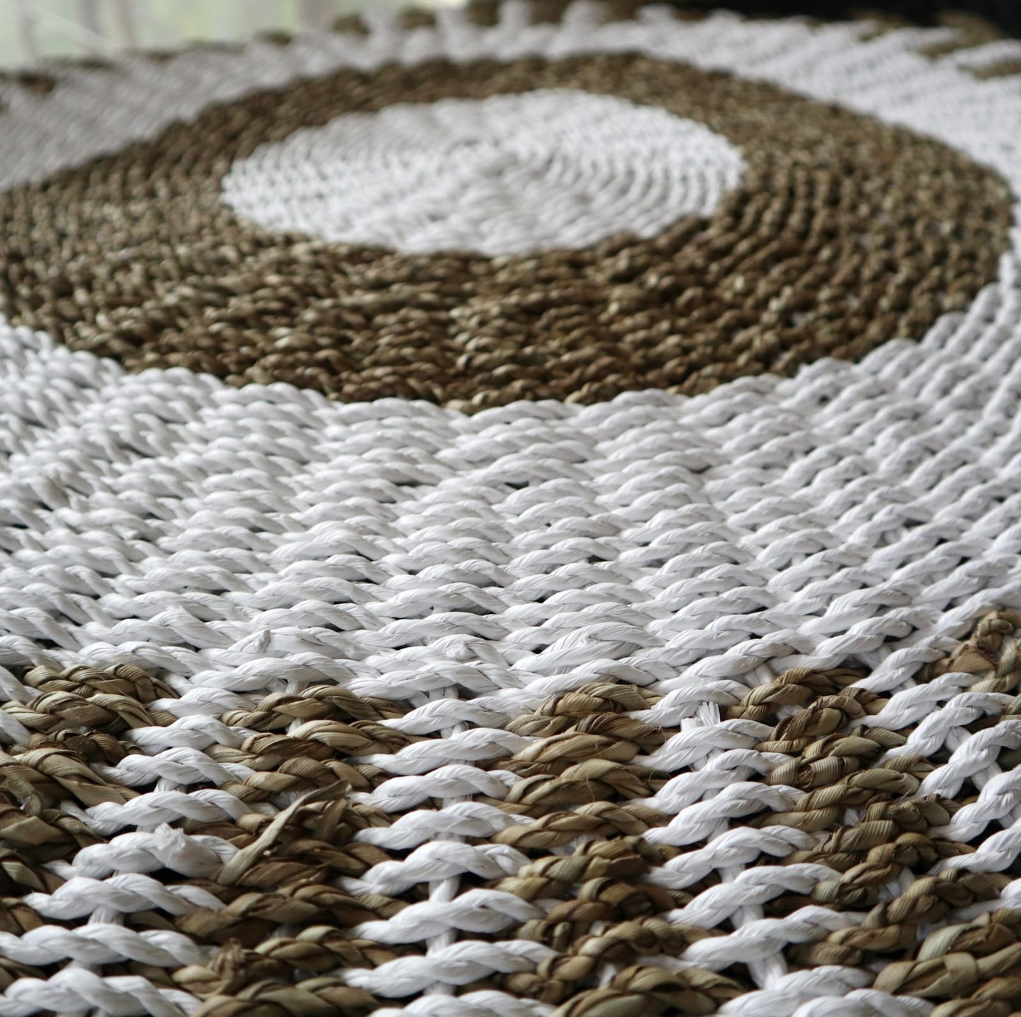 Round Seagrass White & Tan - Sun - 1m